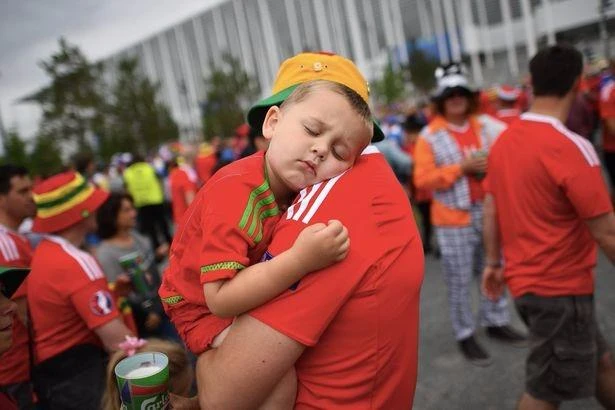 cậu bé dễ thương ngủ trên ngay vai ba